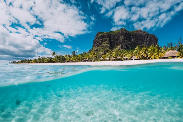 Océano Azul Tropical Con Montaña Morne Playa Lujo Isla Mauricio — Foto de Stock