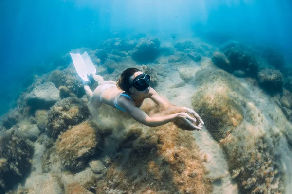 Svobodná Žena Klouže Hlubokém Moři Volný Potápěč Ploutví Pózující Pod — Stock fotografie