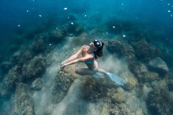 Mujer Libertadora Desliza Alta Mar Buceador Libre Con Aletas Posando —  Fotos de Stock
