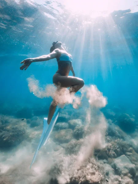 解放された女性は砂を手に水中で滑ります フリーダイバーとともにフィンポーズ水中で透明海 — ストック写真