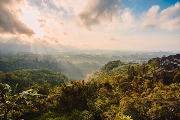 Paisagem Cênica Com Montanhas Florestas Nuvens Bali — Fotografia de Stock