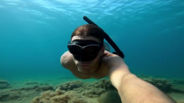 Selfie Van Freediver Man Glijbanen Met Masker Vinnen Onder Water — Stockvideo