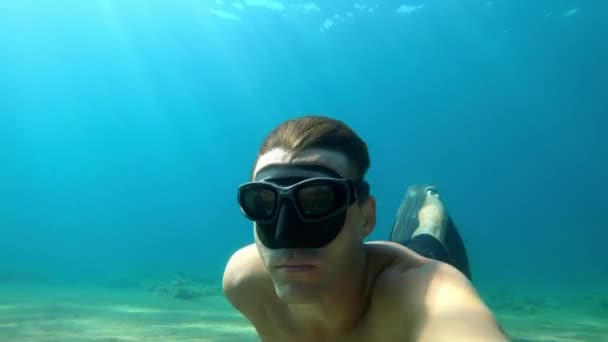 Selfie Freediver Man Glides Mask Fins Underwater Tropical Sea — Stok Video