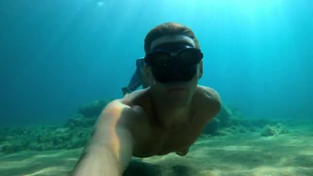 Selfie Van Freediver Man Glijbanen Met Masker Vinnen Onder Water — Stockvideo