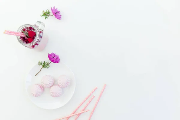 Fruit Smoothie Straws Marshmallow Pink Flowers White Background Flat Lay — Stock Photo, Image
