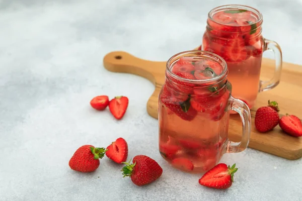 Gesundes Erdbeergetränk Mit Beeren Und Holzbrett Diätgetränk Und Gesundes Konzept — Stockfoto