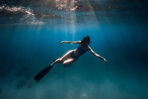 Привлекательная Женщина Фридайвер Плавниками Ныряет Глубоко Водой Море — стоковое фото