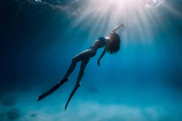 Attraente Donna Apneista Con Pinne Tuffarsi Profondità Sott Acqua Mare — Foto Stock