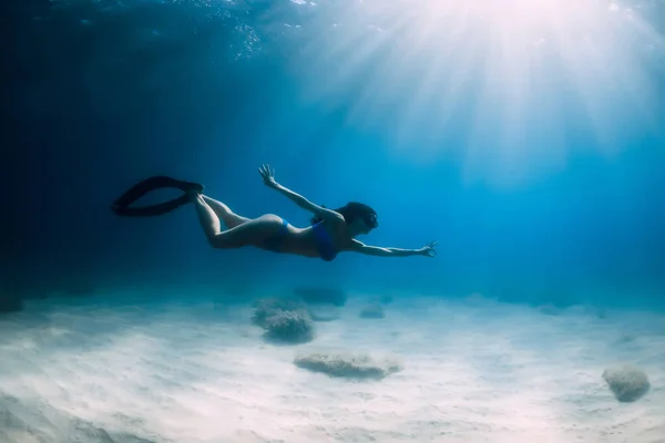 Atraktivní Žena Ploutví Potápět Hluboko Pod Vodou Moři — Stock fotografie