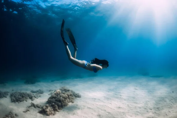 Attraente Donna Apneista Con Pinne Tuffarsi Profondità Sott Acqua Mare — Foto Stock