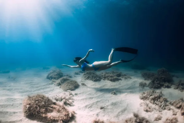 Aantrekkelijke Freediver Vrouw Met Vinnen Duik Diep Onder Water Zee — Stockfoto
