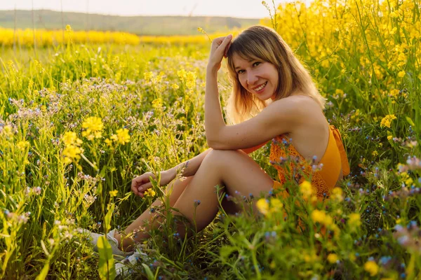 Retrato Mujer Atractiva Flor Flores Amarillas Con Luz Del Atardecer — Foto de Stock