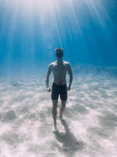スポーツフリーダイバーは 太陽の光と海の海底に砂の底に滞在します — ストック写真
