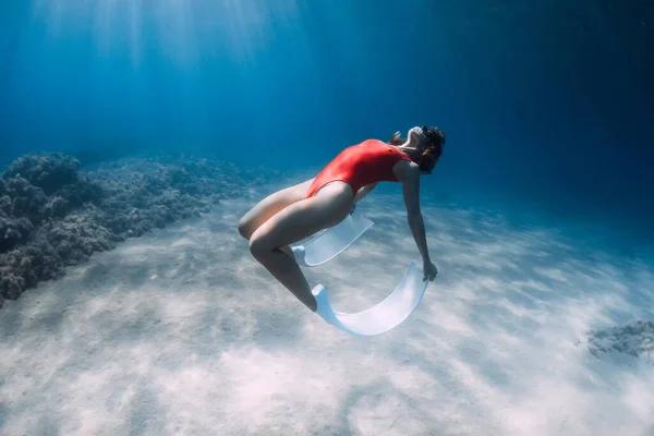 Sexy Mujer Freediver Traje Baño Rojo Con Aletas Blancas Posando — Foto de Stock