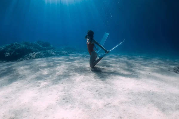 Atractivo Buceador Libre Con Aletas Blancas Desliza Posando Bajo Agua — Foto de Stock