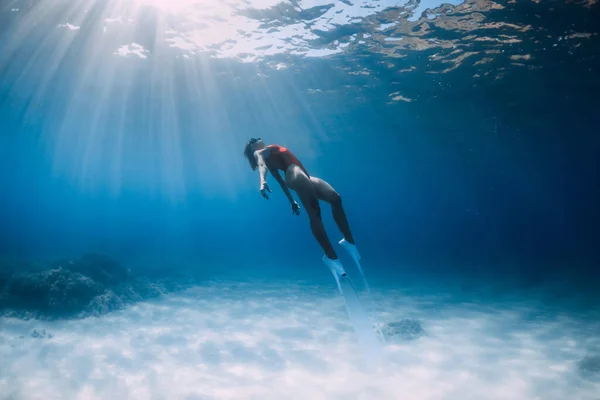 지느러미를 매력적 잠수부가 활공하여 햇빛을 포즈를 취한다 속에서 잠수하는 — 스톡 사진