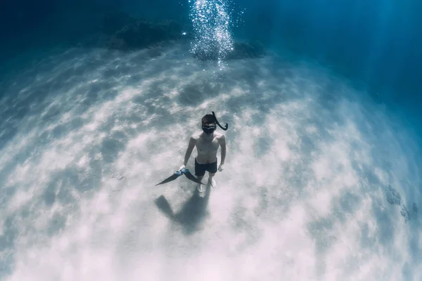 Sportovní Fotograf Zůstat Písčitém Dně Ploutví Pod Vodou Oceánu — Stock fotografie