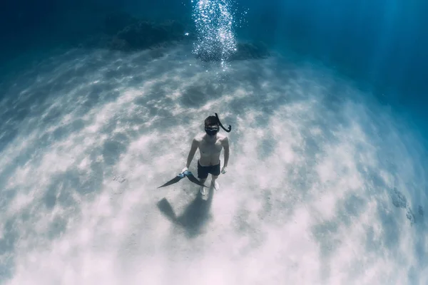 Deportivo Freediver Estancia Fondo Arenoso Con Aletas Bajo Agua Océano —  Fotos de Stock