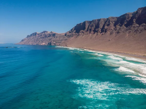 Uitzicht Vanuit Lucht Het Strand Famara Met Schilderachtig Landschap Blauwe — Stockfoto