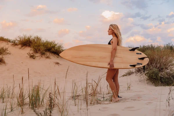 Surfer Dziewczyna Deską Surfingową Plaży Ciepłe Kolory Zachód Słońca Atrakcyjne — Zdjęcie stockowe