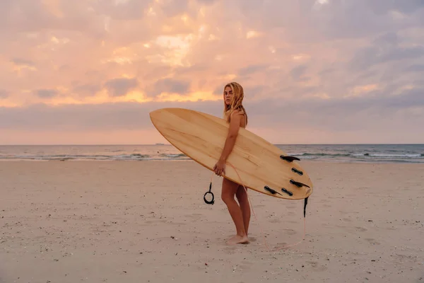 Blonde Surferin Posiert Mit Surfbrett Strand Bei Warmem Sonnenuntergang Oder — Stockfoto