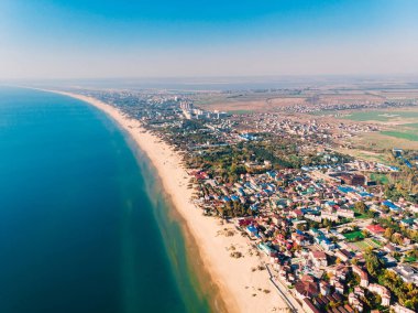 Sahil, şehir ve deniz manzaralı bir yer.