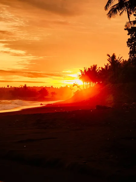 Heller Sonnenuntergang Oder Sonnenaufgang Mit Meereswellen Und Kokospalmen Tropischen Strand — Stockfoto