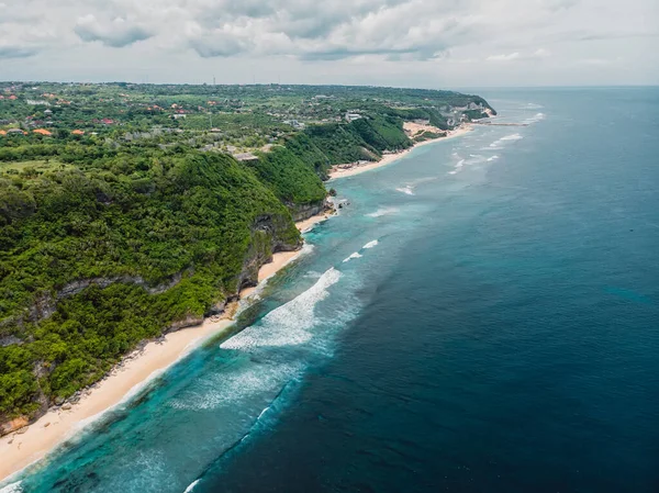 Flygfoto Över Kusten Med Tropisk Strand Klippa Och Blå Hav — Stockfoto