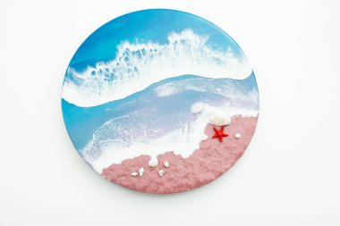 Mavi okyanus dalgalı reçine sanatı ve deniz yıldızlı plaj. Epoksi boyama