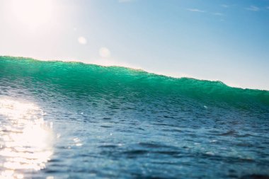 Okyanusta ideal bir dalga. Turkuaz dalgası güneşli bir gün