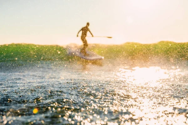 서핑을 바다에서 파도타기를 잠수복을 파도타기 — 스톡 사진