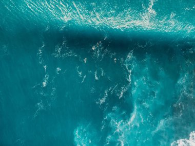 Büyük dalgalı ve köpüklü okyanus. Hava görüntüsü, deniz arka planı