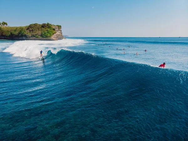 2021年6月1日 インドネシアのバリ ガラス波の上でサーフィンと空中ビュー 海の青い波とサーファー — ストック写真