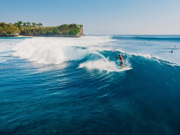 2021年6月1日 インドネシアのバリ ガラス波の上でサーフィンと空中ビュー 海の青い波とサーファー — ストック写真