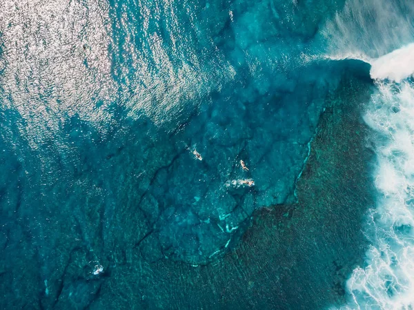 Uitzicht Vanuit Lucht Helder Oceaanwater Golven Surfers Bali Eiland Bovenaanzicht — Stockfoto