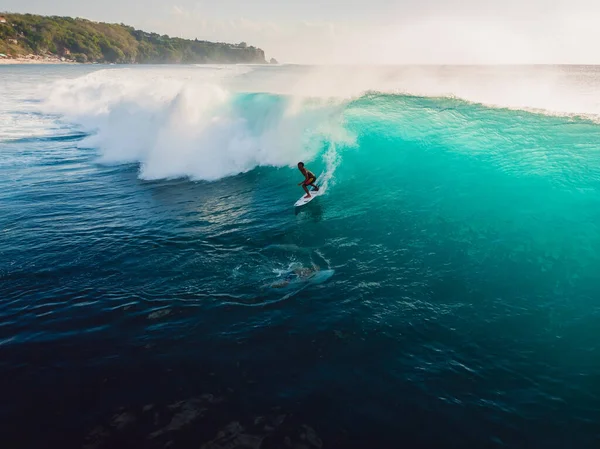 Haziran 2021 Bali Endonezya Fıçı Dalgasında Sörf Yapan Hava Manzaralı — Stok fotoğraf