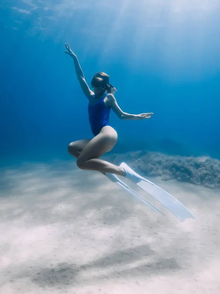 Lady Freediver Con Aletas Posando Desliza Bajo Agua Océano Con —  Fotos de Stock