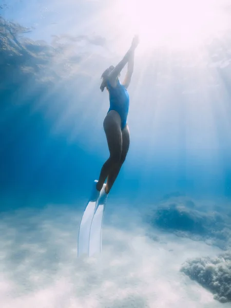 Freediver Fêmea Com Barbatanas Deslizar Debaixo Água Oceano Com Luz — Fotografia de Stock