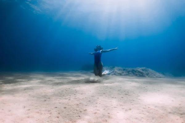 Freitaucherin Posiert Mit Flossen Und Gleitet Unter Wasser Blauen Ozean — Stockfoto