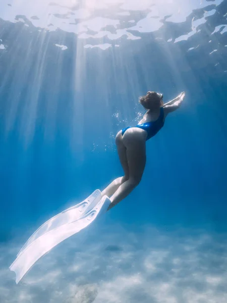 Freediver Atraente Com Barbatanas Posando Debaixo Água Oceano Com Luz — Fotografia de Stock