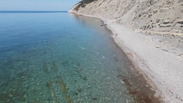 Şeffaf Deniz Kıyı Şeridi Olan Kıyı Şeridinin Havadan Görüntüsü Karadeniz — Stok video