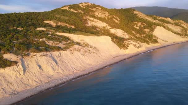 有宁静大海的海岸线 有落日的高山和悬崖的空中景观 — 图库视频影像