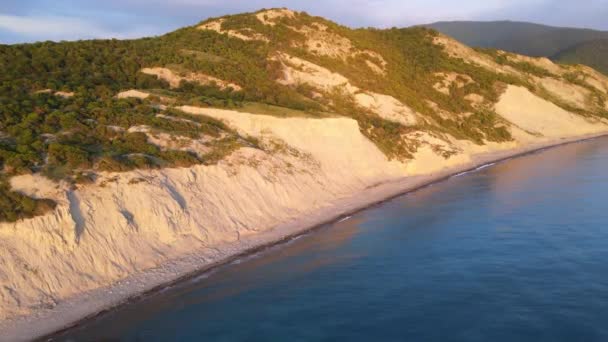 Vista Aérea Costa Com Mar Tranquilo Montanhas Falésias Com Luz — Vídeo de Stock