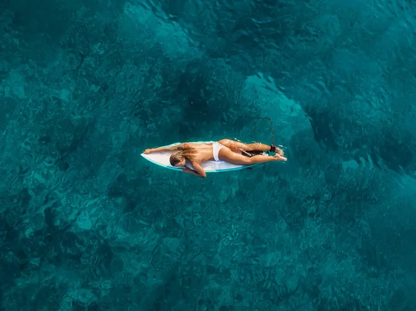 Mujer Surfista Sexy Relajándose Con Tabla Surf Océano Tropical Vista —  Fotos de Stock