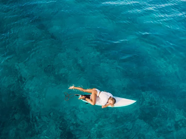 Attrayant Surf Girl Relaxant Sur Planche Surf Dans Océan Transparent — Photo