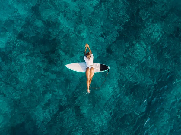 Attrayant Surf Girl Relaxant Sur Planche Surf Dans Océan Transparent — Photo