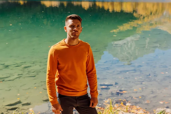 Wanderer Kristallklaren See Den Herbstlichen Bergen Bergsee Und Wanderer — Stockfoto