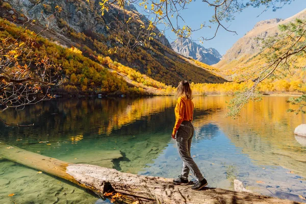 Woman Crystal Lake Autumnal Mountains Mountain Lake Traveller Woman — Stock Photo, Image