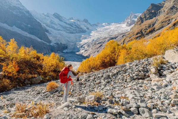 Mujer Excursionista Con Mochila Las Montañas Otoñales Montaña Con Glaciar —  Fotos de Stock