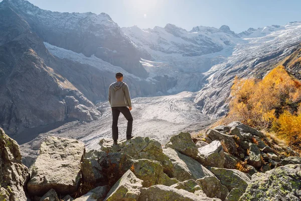 Excursionista Mira Las Montañas Montaña Con Glaciar Turista — Foto de Stock